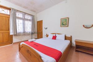 Postel nebo postele na pokoji v ubytování RedDoorz Plus at Wisma Kenanga Sukabumi