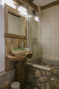 Ribnica的住宿－Rustic Cabin Zlatibor，浴室配有水槽、淋浴和浴缸。