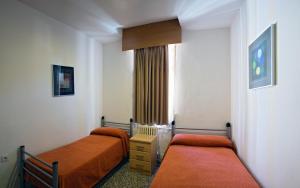 A bed or beds in a room at Albergue Inturjoven Granada
