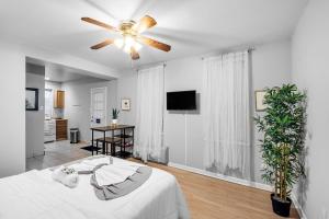 1 dormitorio blanco con 1 cama y ventilador de techo en Cozy Studio Apt Near Rittenhouse Square en Filadelfia