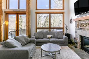 sala de estar con 2 sofás y chimenea en Adams Ranch Retreat by AvantStay Free Shuttle 2 Mountain Village Telluride Ski Resort en Telluride