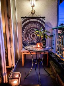 Beautiful bright apartment with balcony/10’ Mitte في برلين: طاولة صغيرة مع نبات على شرفة