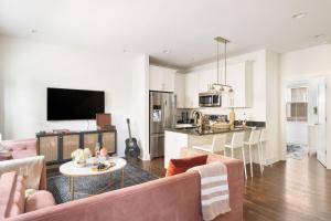 a living room with a couch and a table and a kitchen at Hart Suite 11 by AvantStay Gorgeous Town House w Modern Amenities in Nashville in Nashville