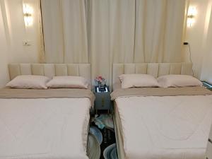 twee matrassen naast elkaar in een kamer bij STP apartment 2rd floor in Patong Beach