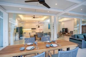 ウブドにあるAR Villa Sayanの木製のテーブルと椅子のあるダイニングルーム