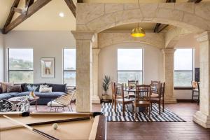 sala de estar de planta abierta con mesa de billar en Hudson by AvantStay Magnificent Home w Beautiful Views Multiple Living Areas Pool Games en Austin
