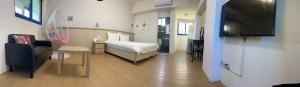 花蓮市的住宿－海邊名人50，一间卧室配有一张床,并在一间客房内配有电视。