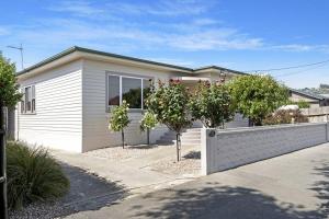 una casa blanca con una valla delante en Bradman House CBD Launceston Invermay + Free WIFI, en Launceston