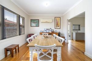 uma sala de jantar e sala de estar com mesa e cadeiras em Bradman House CBD Launceston Invermay + Free WIFI em Launceston