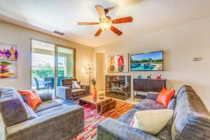 un soggiorno con due divani e un ventilatore a soffitto di Magnolia by AvantStay Magnificent Coachella Valley Oasis w Pool Spa a Indio