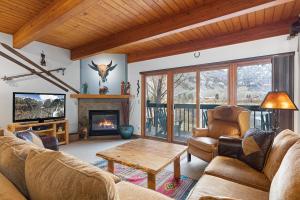 sala de estar con sofás y chimenea en Riverside Condos B101 by AvantStay Condo Close To Downtown Town Park Ski Lift 8, en Telluride