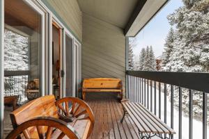 een veranda met een houten bank en een raam bij Riverside Condos A103 by AvantStay Condo Close To Downtown Town Park Ski Lift 8 in Telluride