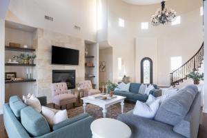 sala de estar con sofás azules y chimenea en Palazzo Del Sol By AvantStay Breathtaking Home w Mountain Views Hot Tub, en Temecula