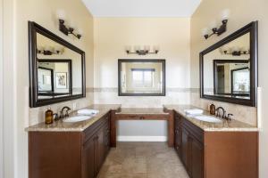 - Baño con 2 lavabos y 2 espejos en Palazzo Del Sol By AvantStay Breathtaking Home w Mountain Views Hot Tub, en Temecula