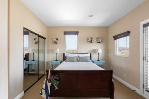 1 dormitorio con 1 cama y 2 ventanas en Palazzo Del Sol By AvantStay Breathtaking Home w Mountain Views Hot Tub, en Temecula