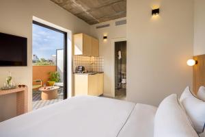Postel nebo postele na pokoji v ubytování Savanna - by Loginn Tel-Avivian hotels