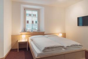 a bedroom with a large bed and a window at Brocco e Posta Lodge in San Bernardino