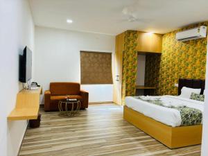 Habitación de hotel con cama y silla en Hotel Park Airport Zone Hyderabad en Shamshabad