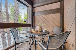 Kingswood Estates的住宿－Arroyo by AvantStay Peaceful Mountain Townhouse w Large Private Balcony，阳台设有带桌椅的小天井。