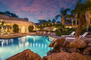 ein Haus mit einem Pool mit einem Resort in der Unterkunft Villa Verbena by AvantStay Expansive Estate w B-ball Court PoolSpa Entertainers Yard in Bermuda Dunes