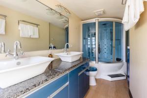 ein Bad mit 2 Waschbecken und einer Dusche in der Unterkunft Paddington by AvantStay Cozy Chic Ski Lodge Mins from Mountain in Breckenridge