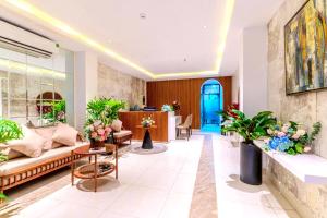 una hall di un hotel con una porta blu di Park View Luxury Hotel ad Ho Chi Minh
