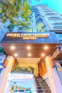 vista di un hotel con un cartello sopra di Park View Luxury Hotel ad Ho Chi Minh