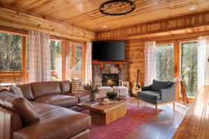 Seating area sa Haywood by AvantStay Mountain Living Dream w Movie Theatre Indoor Pool Hot Tub and Views