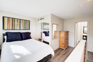 sypialnia z dużym białym łóżkiem i drewnianą podłogą w obiekcie Silvertown by AvantStay Gorgeous Home in Fantastic Location in Park City w mieście Park City