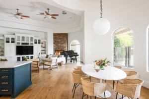 una cucina e un soggiorno con tavolo e sedie di Villa Verbena by AvantStay Expansive Estate w B-ball Court PoolSpa Entertainers Yard a Bermuda Dunes