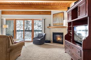 ein Wohnzimmer mit einem TV und einem Kamin in der Unterkunft Riverside Condos A102 by AvantStay Condo Close To Downtown Town Park Ski Lift 8 in Telluride