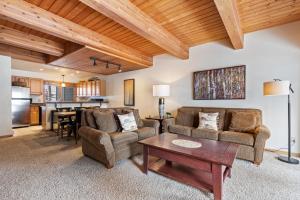 Sala de estar con 2 sofás y mesa en Riverside Condos A102 by AvantStay Condo Close To Downtown Town Park Ski Lift 8, en Telluride