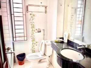 ein Bad mit einem WC und einem Waschbecken in der Unterkunft Vera Hotel Hà Nội in Hanoi