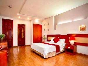 Postel nebo postele na pokoji v ubytování Vera Hotel Hà Nội