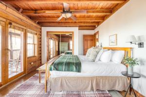 um quarto com uma cama e uma ventoinha de tecto em Pine Needle by AvantStay Log Cabin w Gorgeous Views Hot Tub Patio Pool Table em Gatlinburg