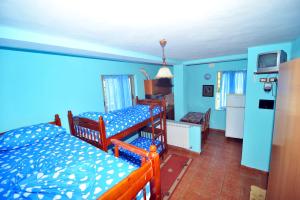 Pemaj Hostel في شكودر: غرفة بسريرين بطابقين ومطبخ +81 صورة