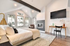 Llit o llits en una habitació de Webster by AvantStay Central Location w Hot Tub and Patio