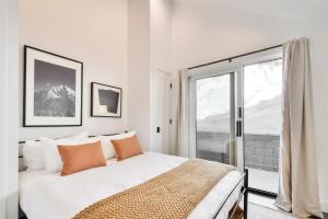 biała sypialnia z łóżkiem i oknem w obiekcie Webster by AvantStay Central Location w Hot Tub and Patio w mieście Park City