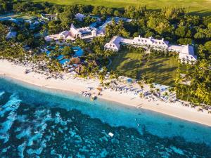 una vista aerea di un resort su una spiaggia di Sugar Beach Mauritius a Flic-en-Flac