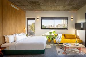Postel nebo postele na pokoji v ubytování Savanna - by Loginn Tel-Avivian hotels