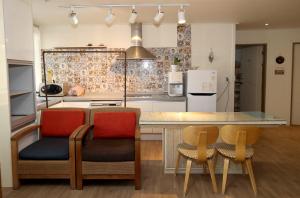 een keuken met 2 stoelen en een aanrecht bij Pohang Youngildae Guesthouse in Pohang +69 foto's