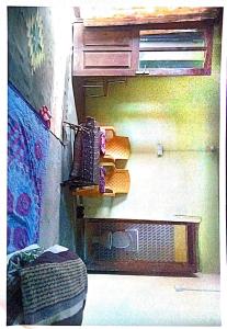 Zimmer mit einem Bett, einem Schreibtisch und einem Bett der Marke sidx sidx sidx. in der Unterkunft Himalayan Home stay in Bāgeshwar