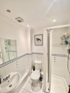 bagno bianco con servizi igienici e lavandino di 4 Beds 2 Bath Close To Gen-hospital Free Parking a Southampton