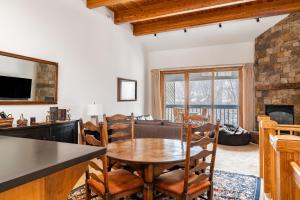 cocina y sala de estar con mesa y sillas en Riverside Condos C202 by AvantStay Condo Close To Downtown Town Park Ski Lift 8, en Telluride