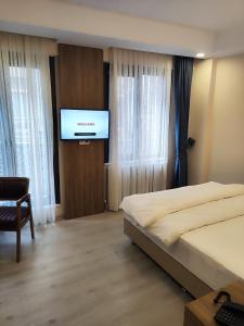 - une chambre avec un lit et une télévision à écran plat dans l'établissement Hotel Esve Istanbul, à Istanbul