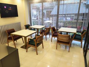 ein Restaurant mit Tischen und Stühlen und einem Fenster in der Unterkunft Hotel Esve Istanbul in Istanbul