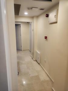 una stanza vuota con corridoio e pavimento piastrellato di Hotel Esve Istanbul a Istanbul