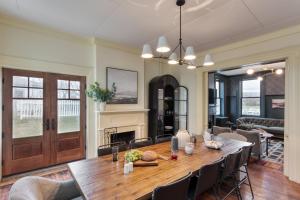 uma sala de jantar com uma grande mesa de madeira e cadeiras em Hudson Estate Historic Upstate Home Private Apartment em Saugerties