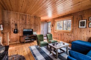 een woonkamer met een bank en een tafel bij Gambler by AvantStay Charming Spacious Cabin 5 Min Walk to Lake in Big Bear Lake