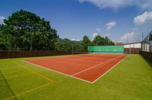 Tenis alebo squash v ubytovaní Penzión Kastiel Hanus alebo jeho okolí